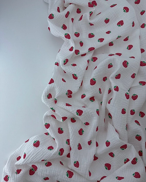 M 4001 C2 Муслін жатка 2-х шаровий принт фрукти,ягоди, овочі полуниці на молочному 100% бавовна 135-
