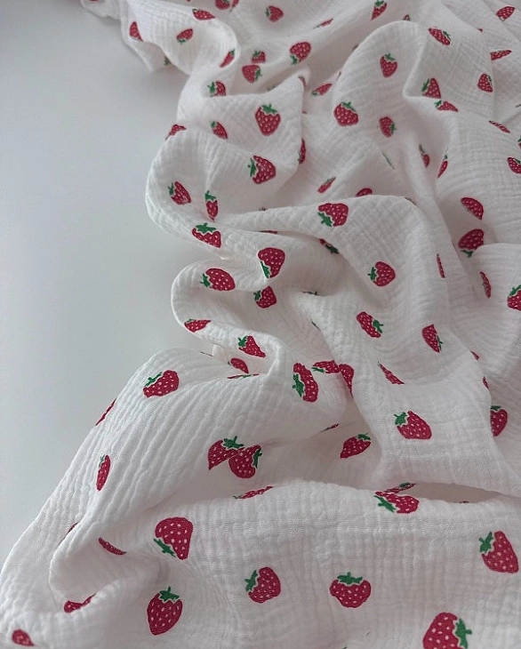 M 4001 C2 Муслін жатка 2-х шаровий принт фрукти,ягоди, овочі полуниці на молочному 100% бавовна 135-