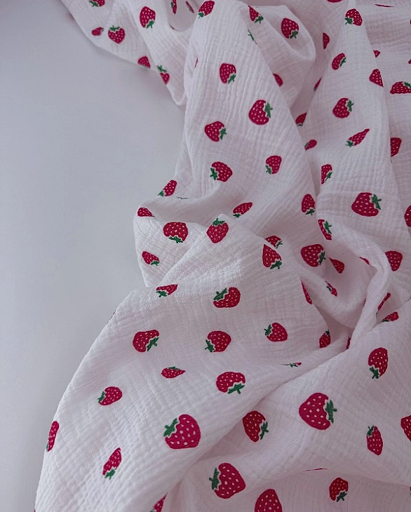 M 4001 C2 Муслін жатка 2-х шаровий принт фрукти,ягоди, овочі полуниці на молочному 100% бавовна 135-