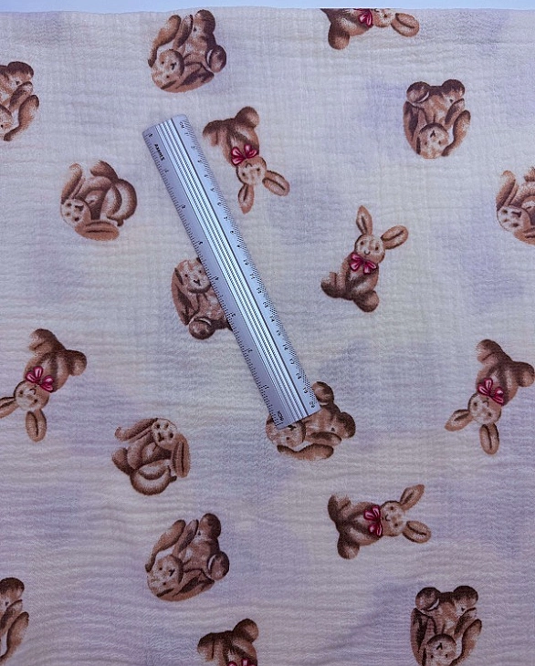 M 2000 C3 Муслін жатка 2-х шаровий принт звірята зайчата бежеві з рожевим бантиком 100% бавовна 135-