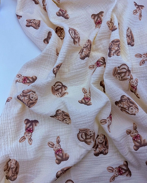 M 2000 C3 Муслін жатка 2-х шаровий принт звірята зайчата бежеві з рожевим бантиком 100% бавовна 135-