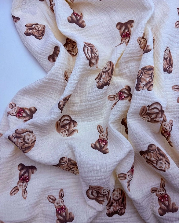 M 2000 C3 Муслін жатка 2-х шаровий принт звірята зайчата бежеві з рожевим бантиком 100% бавовна 135-