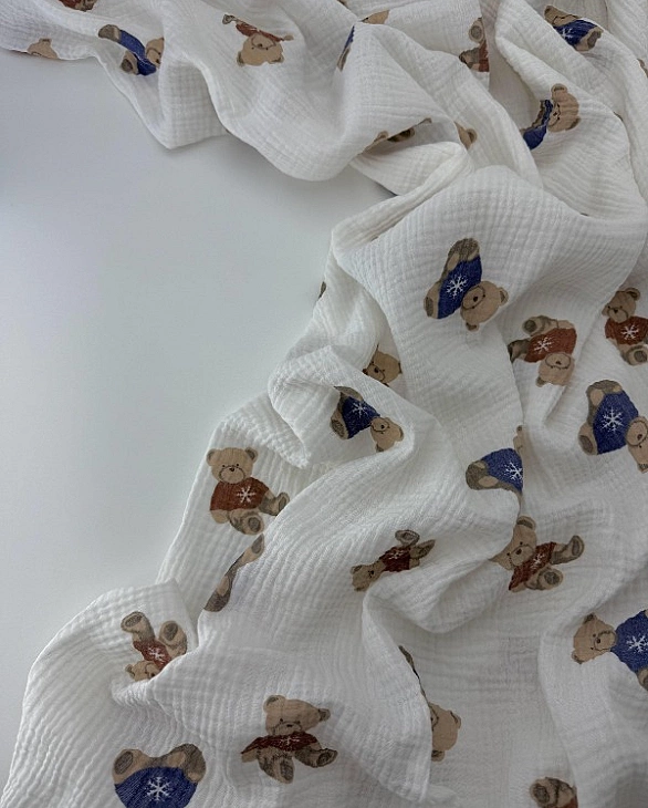M 2039 C2 Муслін 2-х шаровий принт звірята ведмедик новорічний зі сніжинкою на молочному 100% бавовн