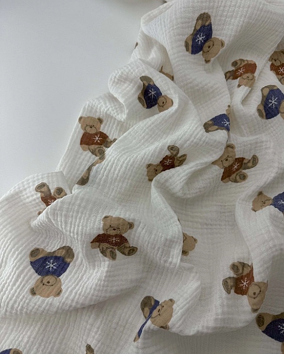 M 2039 C2 Муслін 2-х шаровий принт звірята ведмедик новорічний зі сніжинкою на молочному 100% бавовн