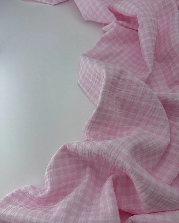 M 6012 C16 Муслін 2-х шаровий принт геометричний клітинка на біло-рожевому 100% бавовна 160 см 125-1