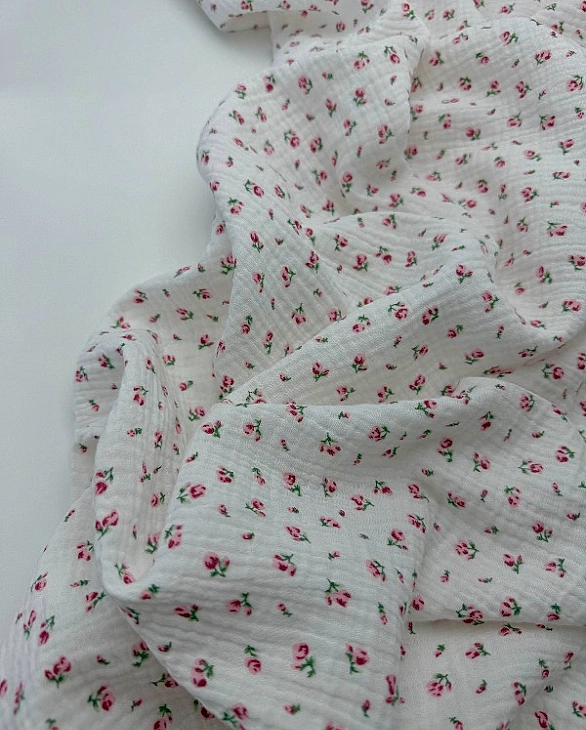 M 5035 C2 Муслін 2-х шаровий принт квіти трояндочки рожеві на молочному 100% бавовна 160 см 125-135