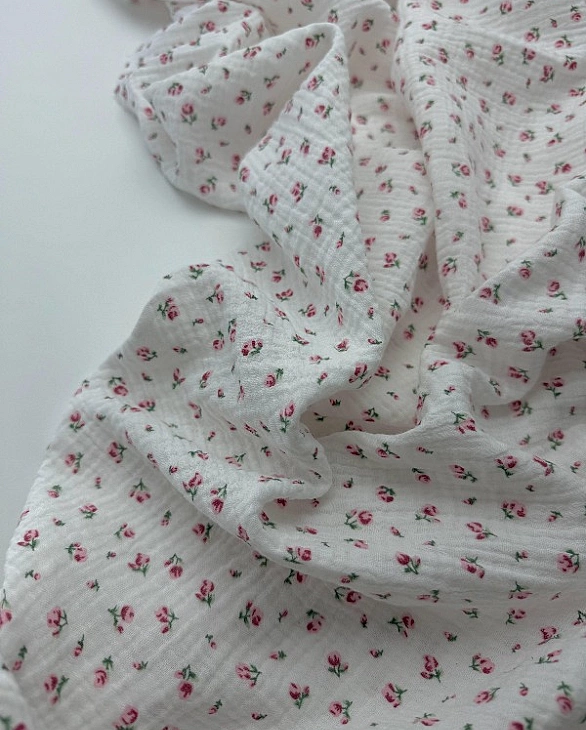 M 5035 C2 Муслін 2-х шаровий принт квіти трояндочки рожеві на молочному 100% бавовна 160 см 125-135