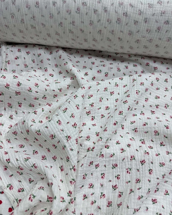 M 5035 C2 Муслін 2-х шаровий принт квіти трояндочки рожеві на молочному 100% бавовна 160 см 125-135