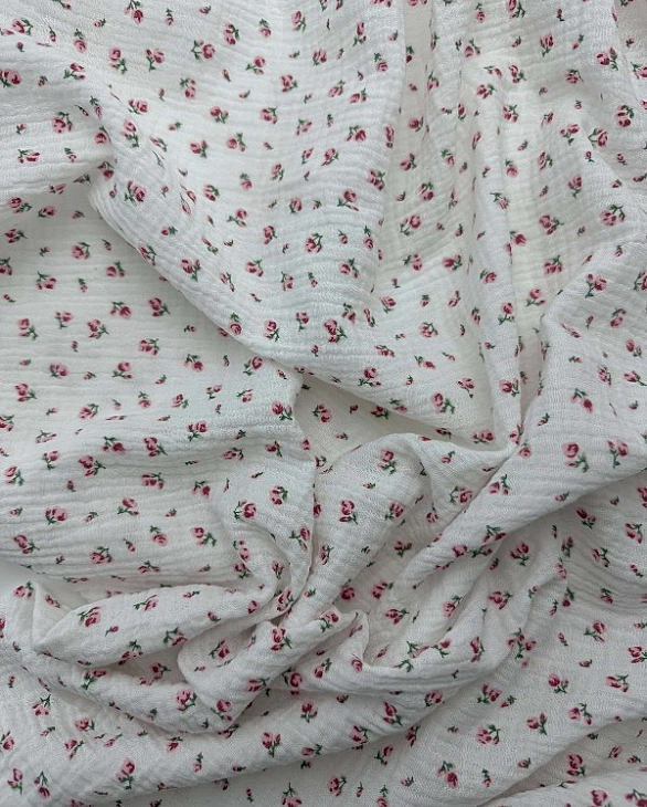 M 5035 C2 Муслін 2-х шаровий принт квіти трояндочки рожеві на молочному 100% бавовна 160 см 125-135