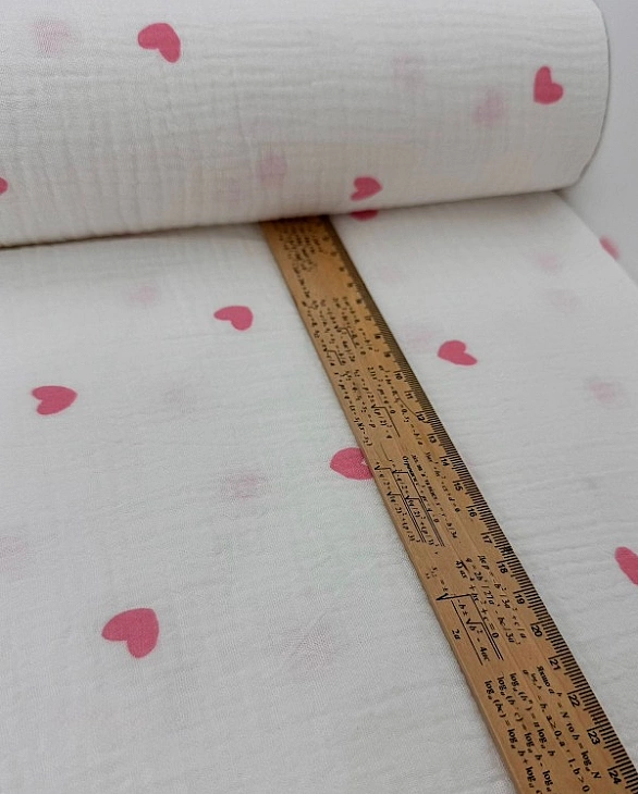 M 303 C2 Муслін жатка 2-х шаровий принт LOVE сердечки середні рожеві на молочному 100% бавовна 135-1