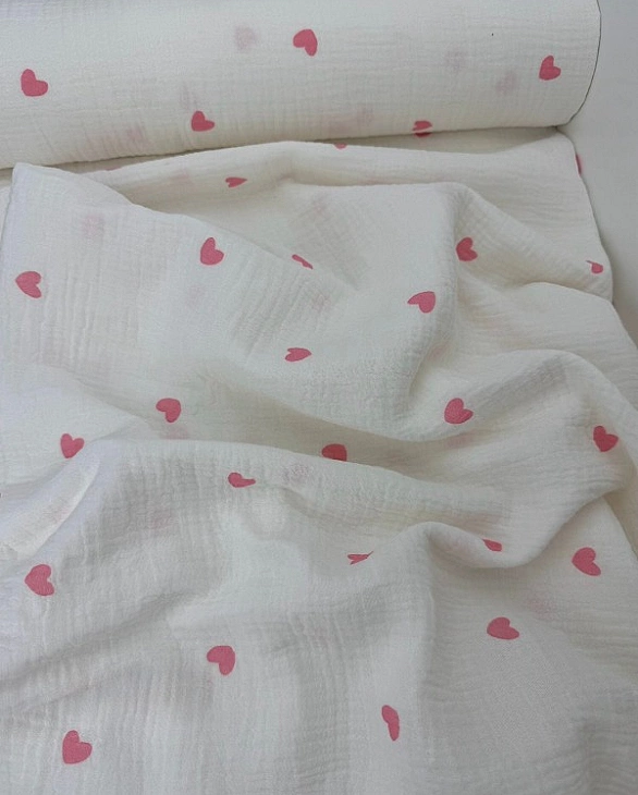M 303 C2 Муслін жатка 2-х шаровий принт LOVE сердечки середні рожеві на молочному 100% бавовна 135-1