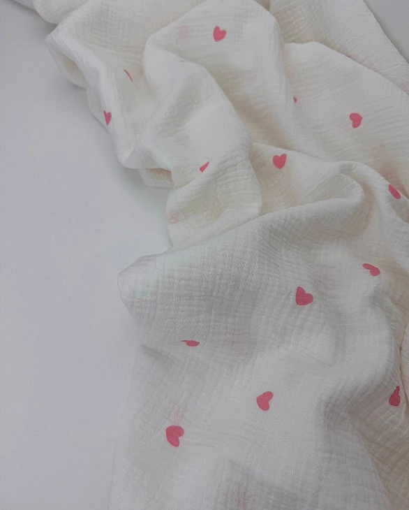 M 303 C2 Муслін жатка 2-х шаровий принт LOVE сердечки середні рожеві на молочному 100% бавовна 135-1