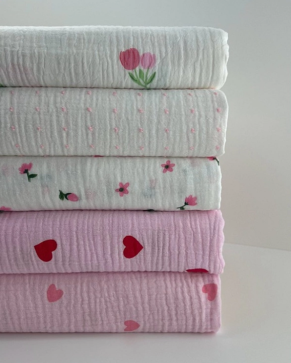 M 303 C16 Муслін жатка 2-х шаровий принт LOVE сердечки середні рожеві на рожевому 100% бавовна 135-1