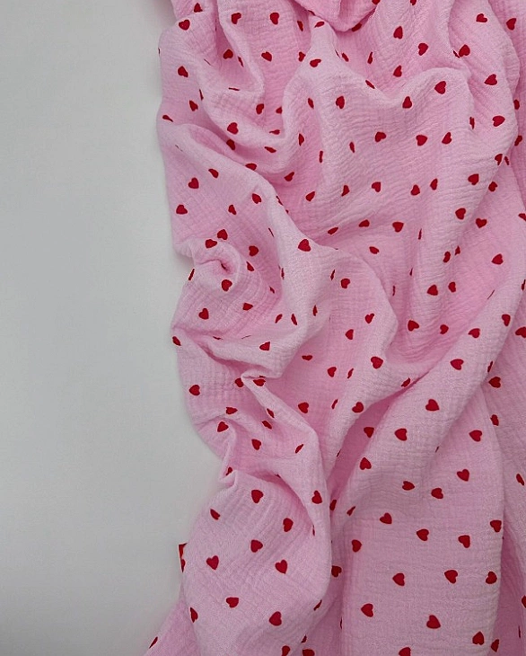 M 315 C16 Муслін жатка 2-х шаровий принт LOVE сердечки червоні дрібні на рожевому 100% бавовна 135-1