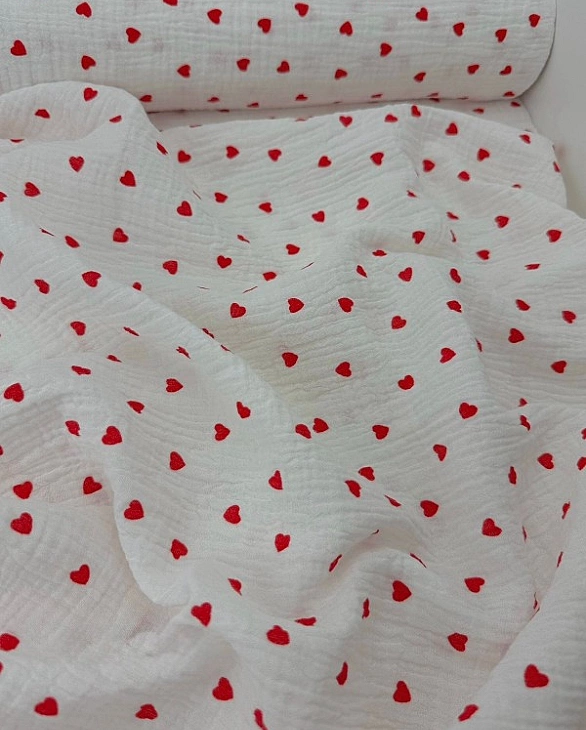 M 315 C2 Муслін жатка 2-х шаровий принт LOVE сердечки червоні дрібні на молочному 100% бавовна 135-1