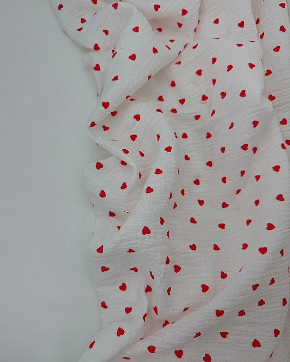 M 315 C2 Муслін жатка 2-х шаровий принт LOVE сердечки червоні дрібні на молочному 100% бавовна 135-1