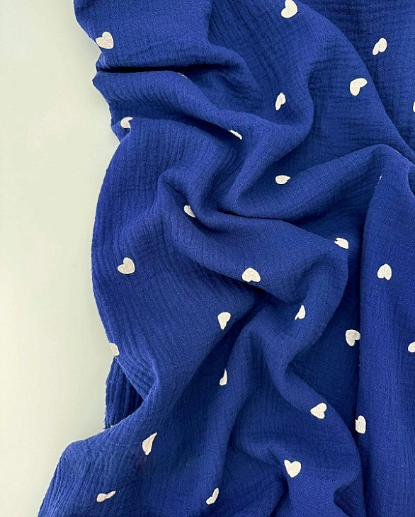 M 303 C39 Муслін жатка 2-х шаровий принт LOVE сердечки білі середні на синьому 100% бавовна 135-140