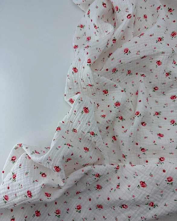 M 5029 C2 Муслін жатка 2-х шаровий принт квіти троянди червоні дрібні на молочному 100% бавовна 135-