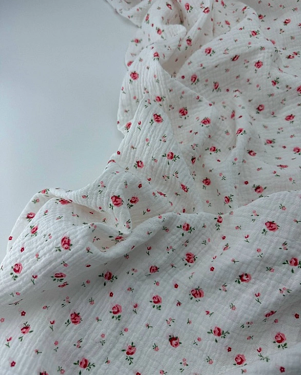 M 5029 C2 Муслін жатка 2-х шаровий принт квіти троянди червоні дрібні на молочному 100% бавовна 135-