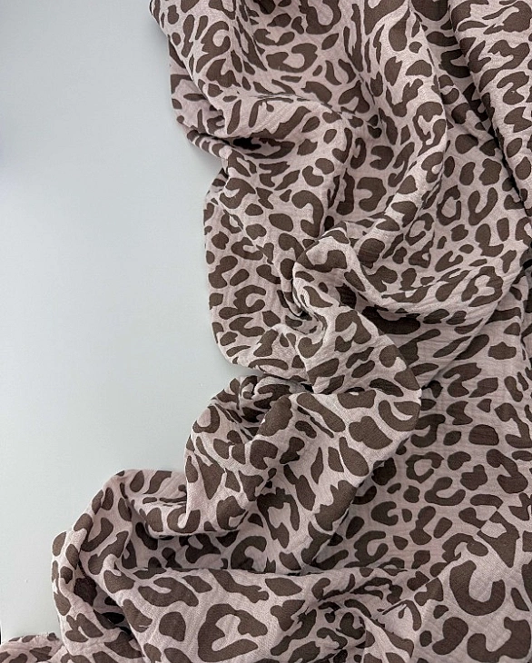M 110 C5 Муслін жатка 2-х шаровий принт цятки леопард коричневі на бежево-пудровому 100% бавовна 135