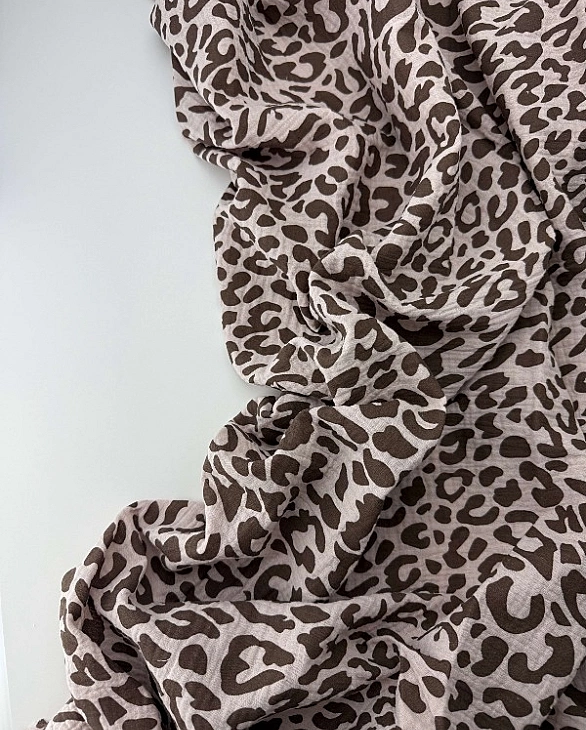 M 110 C5 Муслін жатка 2-х шаровий принт цятки леопард коричневі на бежево-пудровому 100% бавовна 135