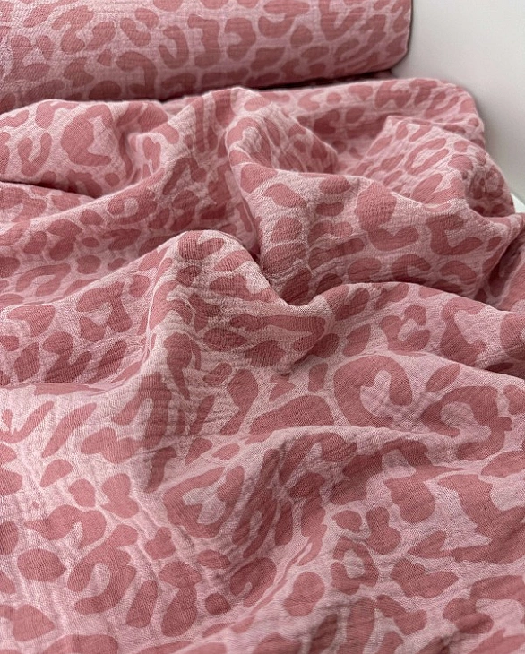 M 108 C42 Муслін жатка 2-х шаровий принт цятки леопард темно-рожеві на рожево-пудровому 100% бавовна