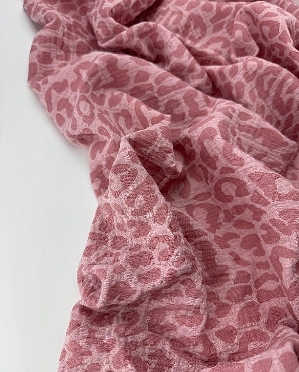 M 108 C42 Муслін жатка 2-х шаровий принт цятки леопард темно-рожеві на рожево-пудровому 100% бавовна