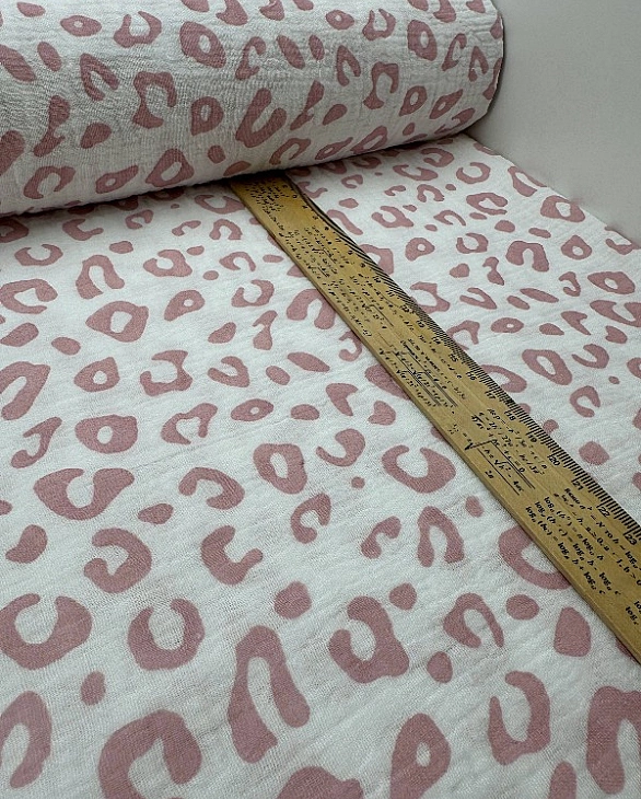 M 111 C2 Муслін жатка 2-х шаровий принт цятки леопард пудрово-рожеві на молочному 100% бавовна 135-1