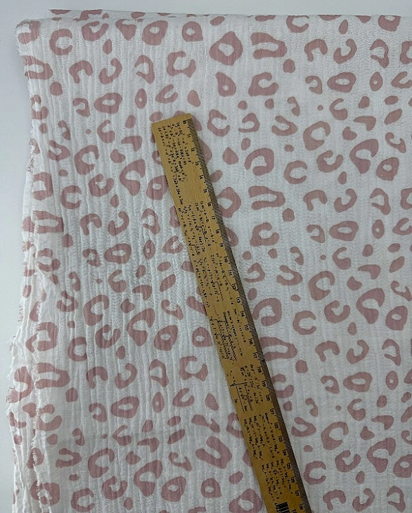 M 111 C2 Муслін жатка 2-х шаровий принт цятки леопард пудрово-рожеві на молочному 100% бавовна 135-1
