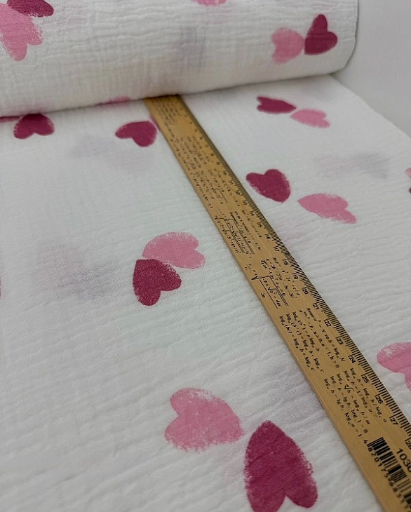 M 307 C2 Муслін жатка 2-х шаровий принт LOVE сердечки великі подвійні рожеві на молочному 100% бавов