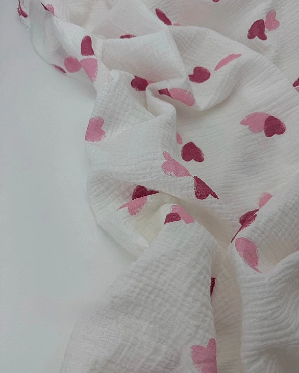 M 307 C2 Муслін жатка 2-х шаровий принт LOVE сердечки великі подвійні рожеві на молочному 100% бавов