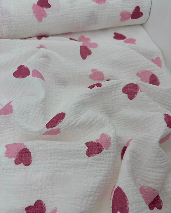 M 307 C2 Муслін жатка 2-х шаровий принт LOVE сердечки великі подвійні рожеві на молочному 100% бавов
