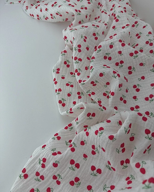 M 4002 C2 Муслін жатка 2-х шаровий принт фрукти,ягоди, овочі вишеньки червоні на молочному 100% баво
