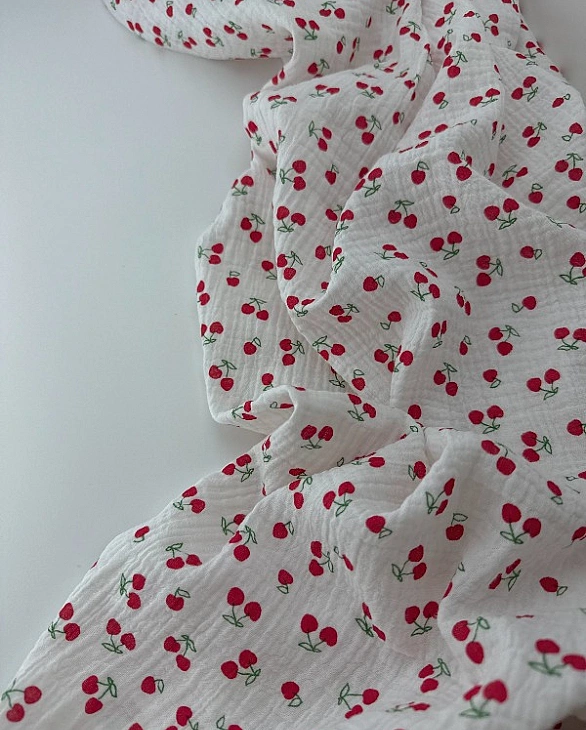 M 4002 C2 Муслін жатка 2-х шаровий принт фрукти,ягоди, овочі вишеньки червоні на молочному 100% баво