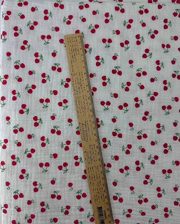 M 4002 C2 Муслін жатка 2-х шаровий принт фрукти,ягоди, овочі вишеньки червоні на молочному 100% баво