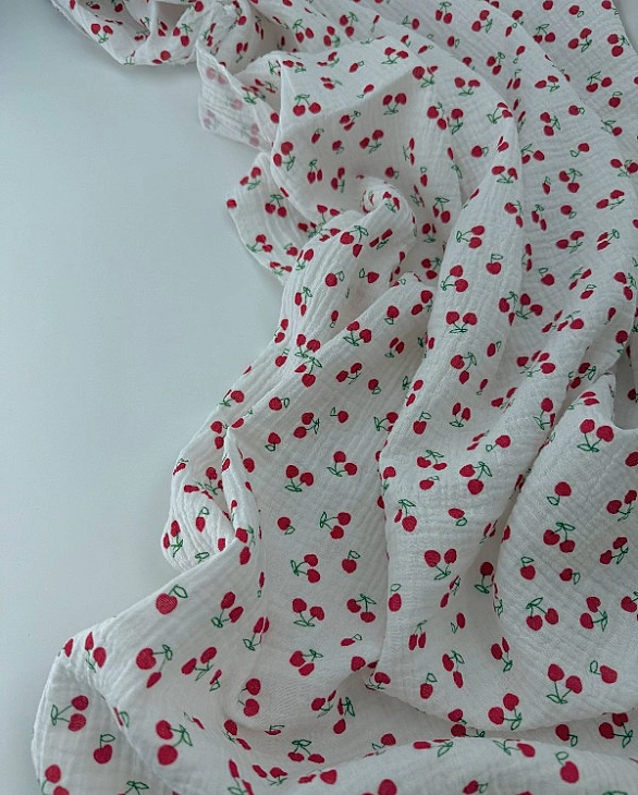 M 4002 C2 Муслін жатка 2-х шаровий принт фрукти,ягоди, овочі вишеньки червоні на молочному 100% баво