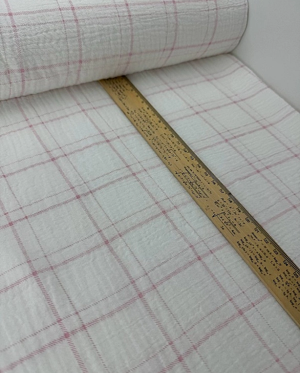 MINT-10 Муслін жатка 2-х шаровий принт геометричний клітинка рожева середня на молочному 100% бавовн