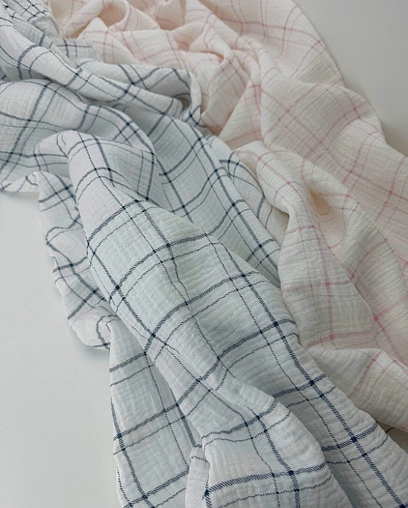 MINT-10 Муслін жатка 2-х шаровий принт геометричний клітинка рожева середня на молочному 100% бавовн