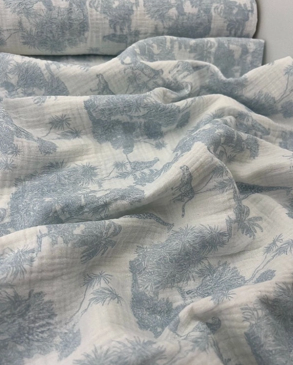 M 100 C2 Муслін жатка 2-х шаровий принт Діор сафарі блакитний на молочному 100% бавовна 135-140 см 1