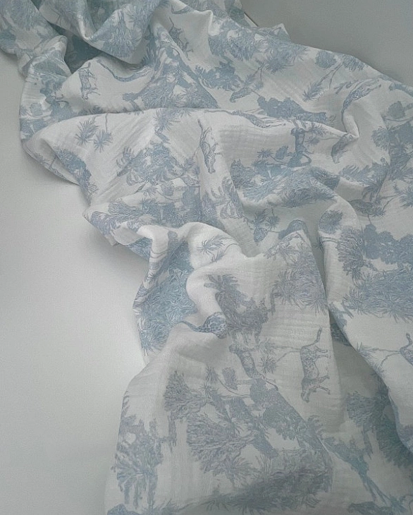 M 100 C2 Муслін жатка 2-х шаровий принт Діор сафарі блакитний на молочному 100% бавовна 135-140 см 1