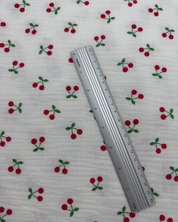 M 4003 C2 Муслін жатка 2-х шаровий принт фрукти,ягоди, овочі вишеньки червоні на молочному 100% баво