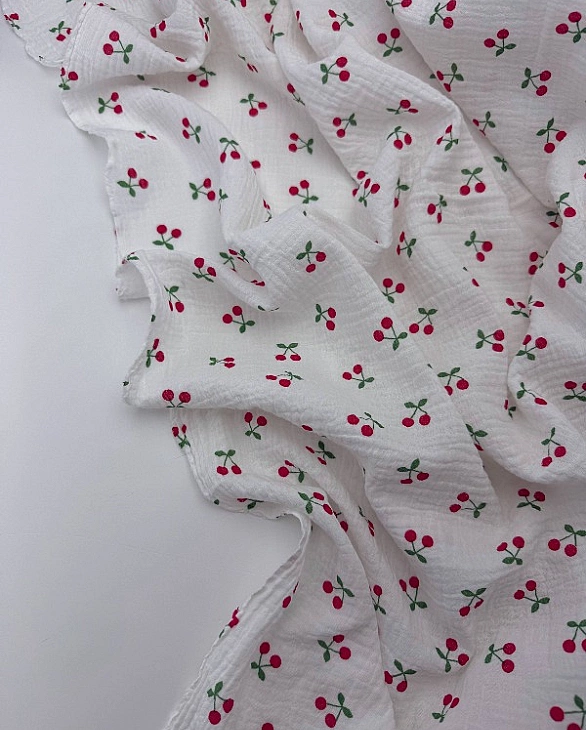 M 4003 C2 Муслін жатка 2-х шаровий принт фрукти,ягоди, овочі вишеньки червоні на молочному 100% баво