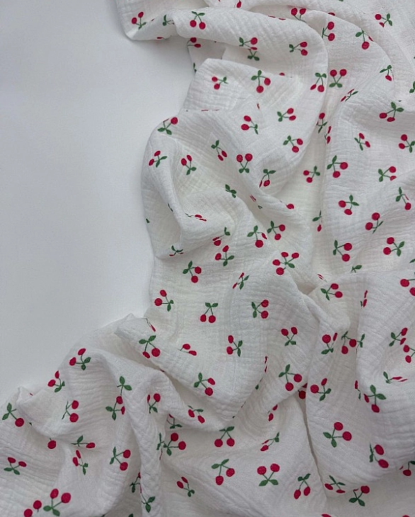 M 4003 C2 Муслін жатка 2-х шаровий принт фрукти,ягоди, овочі вишеньки червоні на молочному 100% баво