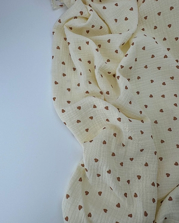 M 308 C3 Муслін жатка 2-х шаровий принт LOVE сердечки коричневі дрібні на айворі 100% бавовна 135-14