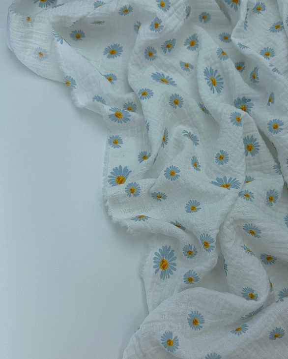 M 5006 C2 Муслін жатка 2-х шаровий принт квіти ромашки великі блакитні на молочному 100% бавовна 135