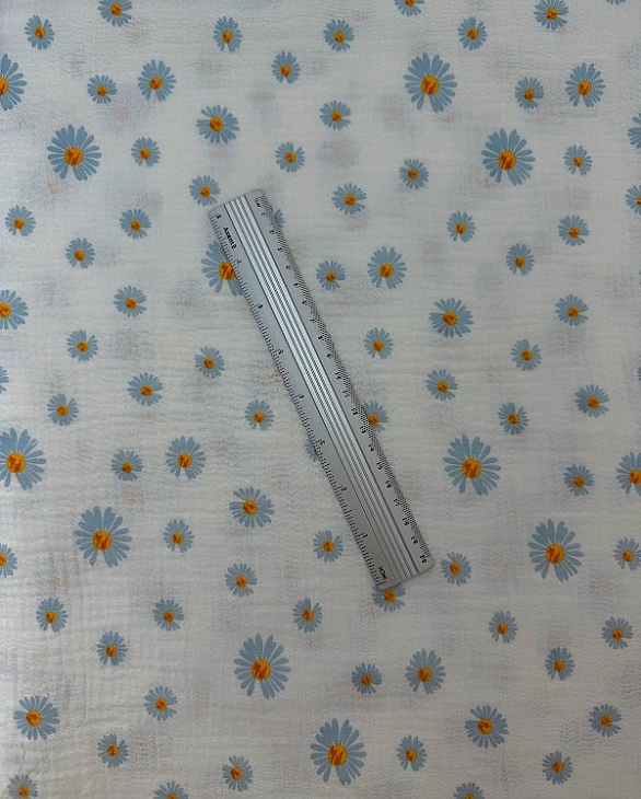 M 5006 C2 Муслін жатка 2-х шаровий принт квіти ромашки великі блакитні на молочному 100% бавовна 135