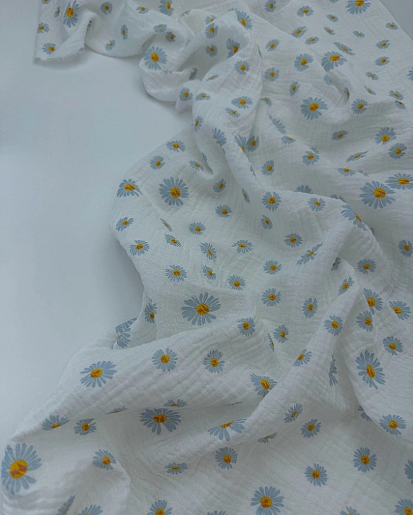 M 5006 C2 Муслін жатка 2-х шаровий принт квіти ромашки великі блакитні на молочному 100% бавовна 135