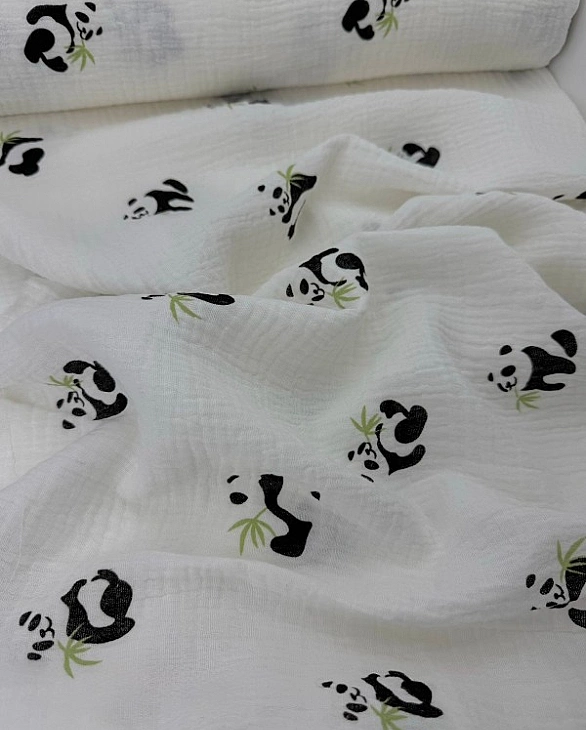 M 2011 C2 Муслін жатка 2-х шаровий принт звірята пандочки з листям бамбуку на молочному 100% бавовна