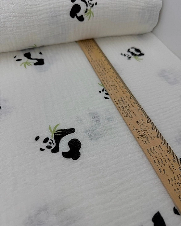 M 2011 C2 Муслін жатка 2-х шаровий принт звірята пандочки з листям бамбуку на молочному 100% бавовна