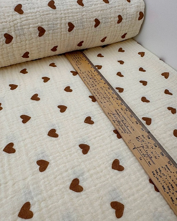 M 309 C3 Муслін жатка 2-х шаровий принт LOVE сердечки середні коричневі на айворі 100% бавовна 135-1